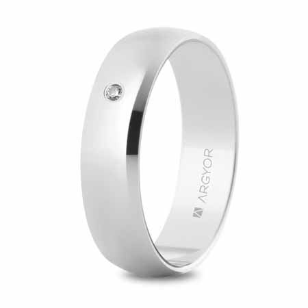 SILAS

Alliance or blanc 750/1000 demi-jonc un diamant
Classique et intemporelle, ce demi-jonc est réhaussé en son centre d
